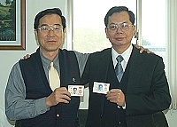 　超級好朋友！福建連江地方法院院長洪曉能（圖右）與福建連江地方法院檢察署檢察長鄭文貴同年同月同日生。（圖／文：張登傑）