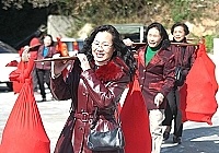 　南竿鄉山隴村林秀金老夫人昨天八十大壽，親友為林夫人肩挑紅布袋「做壽」。（圖／文：張登傑）