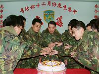 　馬防部於日前舉辦慶生餐會，參謀長吳將軍與壽星們一同切下蛋糕，並許下生日願望。（圖／文：江承翰）