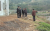 陳雪生縣長勘察東引酒廠擴廠預定地,並希望在半年內就完成執行。(圖/文:陳其敏)