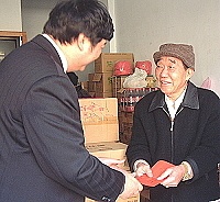 陳雪生縣長訪視東引年長鄉親,並提前贈送春節慰問金,表達關懷之意。(圖/文:陳其敏)