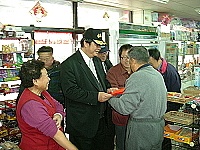 　陳縣長探訪莒光鄉親，並發放六十歲以上老人慰問金，提前向鄉親賀年。（圖／文：陳樂團）