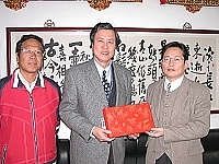　台電馬祖區處經理陳寶利拜會南竿鄉公所，並致贈今年度電力開發協助金一百萬元。（圖／文：曹重偉）