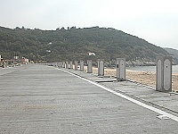 　塘后道路燈設計嵌入矮柱內，配合五彩燈泡營造浪漫氣氛。（圖／文：陳鵬雄）