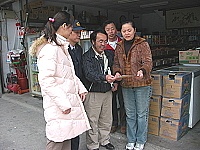 縣府財政局及東莒派出所向商家說明,切勿販售私劣菸酒以免觸犯菸酒管理法。(圖/文:林冰芳)