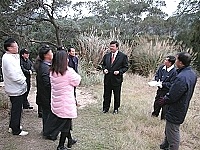 　十多位民間地主業者邀縣長陳雪生一起前往「好望角」現勘，以了解地勢及預定規劃趨向。（圖／文：曹重偉）