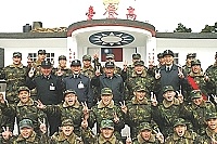 總司令朱上將一行蒞抵高登視導,受到島上官兵們的熱烈歡迎,並熱情的和大家合影留念。(圖/文:江承翰)