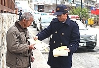 　春安工作將於今日零時起展開，連江縣警察局昨日出動巡邏車上街遊行宣導。（圖／文：張登傑）