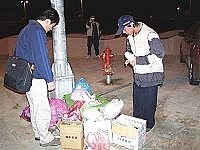 環保局人員進行垃圾稽查工作,部分村落顯然未落實「垃圾不落地」。(圖/文:曹重偉)