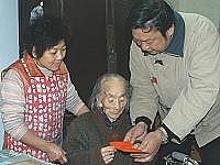 　縣長陳雪生昨日專程挨家挨戶探訪鄉親，並發放六十歲以上老人以及身心障礙者春節慰問金。（圖／文：張登傑）