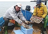 　南竿漁民陳善清（圖左）引進專業蝦蛄捕撈技術，要把馬祖肥大鮮美的蝦蛄推出去。（圖／文：張登傑）