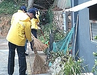 　環保局出動替代役男前往榮民之家整理環境，「好鄰居」的貼心服務，讓園區內的老榮民伯伯們備感溫馨。（圖／文：張登傑）