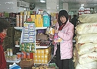 　農曆新年腳步近了，復興村營站引進多項春節商品，歡迎軍公教前往採購。（圖／文：張登傑）