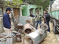 環保局清運堆放物大執法,針對已查報的堆放點執行強制清運工作。(圖/文:曹重偉)