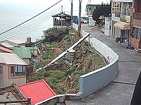 　      南澳七棟和九棟之間（圍牆外）的土地無法順利徵購，停車場計畫也跟著告吹。（圖／文：陳其敏）