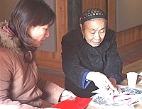 　「剪花婆婆－劉英嬌剪花個展」昨日揭幕，現場並由劉婆婆親自示範教學。（圖／文：張登傑）