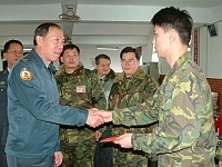 　聯合後勤司令部副司令薛中將於日前在馬防部副司令戴將軍及相關幕僚陪同下，親蒞防區視察，並代表司令戴上將致贈加菜金，慰勉官兵戍守外島的辛勞及祝賀春節愉快。（圖／文：蘇晉正）