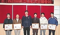 　縣長頒發感謝狀給縣運會期間最辛苦的幾位核心成員，期勉他們回到常軌後能有更好表現。（圖／文：曹重偉）