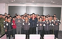 　年關近了，縣長陳雪生慰勉所有子弟兵們，並一起作揖向鄉親拜早年。（圖／文：曹重偉）
