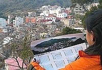 　為了推廣官帽山旅遊及宣導保育活動，鐵板社區發展協會特別印製了官帽山鳥瞰鐵板社區年曆。（圖／文：張登傑）