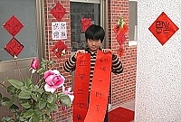 　教室外春聯、薔薇相互輝映，預告著春天腳步已經接近。（圖／文：陳其敏）
