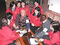 　鳳凰志工溫馨出擊！先後前往榮民及大同之家幫老人家們量血壓及閒話家常。（圖／文：曹重偉）