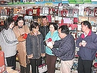 　財政部國庫署中部辦公室課長龍曼娜（左二）來馬督導查核假、私酒業務，實地走訪介壽社區內各特產店家。（圖／文：曹重偉）