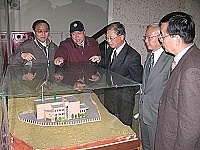 　錯過了三次，環保署長張祖恩（圖中）的馬祖視察終於成行，圖為他前往焚化廠聽取廠商簡報的鏡頭。（圖／文：曹重偉）