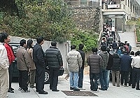 　排隊搶先「雞」！雞年生肖紀念套幣昨天正式開賣，臺灣銀行馬祖分行前一早就吸引大批民眾排隊。（圖／文：張登傑）