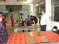 　名書法家巡迴贈春聯，首站在莒光鄉現場免費揮毫春聯送鄉親。（圖／文：陳樂團）