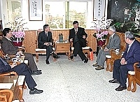 　環保署長張祖恩一行拜會縣長陳雪生，就馬祖環保工作狀況做廣泛討論，雙方相談甚歡。（圖／文：曹重偉）
