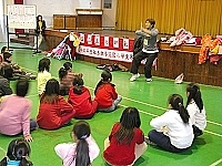 　寒假育樂營，空手道指導老師余東昇向大家示範最基礎的「征遠陣」，小朋友個個仔細端倪。（圖／文：曹重偉）