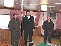 縣長與交通局長巡視內部陳設擺飾。（圖／文：曹重偉）