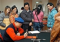 　春聯大放送活動昨日來到南竿，民眾爭相索取，提前感受春節喜氣。（圖／文：張登傑）