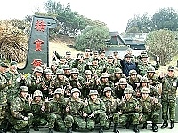 　參謀總長李一級上將於日前蒞抵防區視導，受到官兵們的熱烈歡迎，並和大家合影留念。（圖／文：蘇晉正）