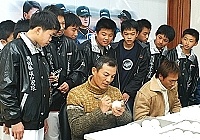 運動傷害防護講習昨日登場,盜總林易增被學生球迷包圍要求簽名,林易增說希望有一天能向這些明日之星要簽名。(圖/文:張登傑)