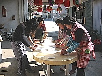 就算耗時耗力,婆婆媽媽們每年總是願意製作福州美食應景過節,今年開始還要招收學徒避免手藝失傳。(圖/文:林冰芳)