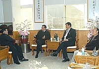 省主席顏忠誠昨日特別親自來馬向鄉親拜個早年。(圖/文:張登傑)