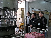 　為因應春節期間消費者食的安全，連江縣政府消保官會同縣府菸酒查緝小組成員進行菸酒製造業及批發零售業者查核。（圖／文：張登傑）