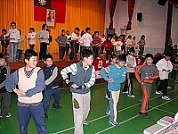 　寒假育樂營舉辦成果發表會，高年級學童們一起演出空手道。（圖／文：曹重偉）
