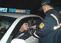 　這次玩真的！警方在春安期間，擴大取締酒後駕車，展現警方嚴正執法的決心，民眾千萬不要拿自己的生命和口袋裡的新台幣開玩笑。（圖／文：張登傑）