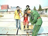 兩馬「春運」昨展開,迎接春節人潮高峰,圖為馬祖畫家陳振輝夫妻通關情形。(圖:摘自大陸新聞網)