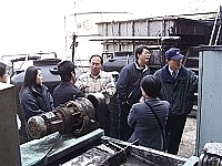 　環保署水保處科長陳世偉一行前往馬祖酒廠進行排水勘驗，建議採金門經驗引進過濾設備。（圖／文：曹重偉）
