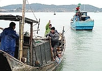 　大陸漁船海上失去動力漂流將近一小時，我方漁船以拖引大陸漁船的方式協助救援。（圖／文：張登傑）