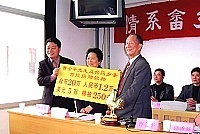 馬祖高中前校長曹金平發起送愛心到大陸連江華僑中學,由該校校長林日光代表接受。(圖:曹金平提供)