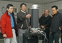 　內政部地政司司長張元旭（左一）前往馬祖衛星追蹤站視導絕對重力測量工作。（圖／文：張登傑）