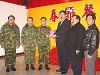 　馬祖防衛司令部於日前舉辦軍民聯誼餐會，連江縣陳縣長於會中代表防區居民致贈春節加菜金，以感謝軍方長期對地方的貢獻。（圖／文：萬力維）