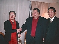 　議長陳振清出面協調馬尾入境簽證加設人員服務填寫證件，圖左為潘嘯，右為雷成才。（圖／文：宋志富）
