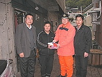 　馬祖海巡隊代表海巡署向地區列管貧戶表達關懷，並致贈春節慰問金。（圖／文：陳鵬雄）