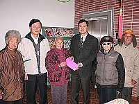 　台電馬祖區處經理陳寶利與金馬工務所副主任黃居福一起前往大同之家獻上春節前的祝福。（圖／文：曹重偉）